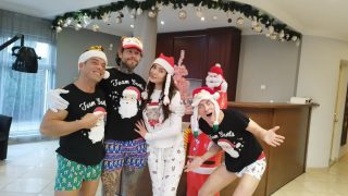 CATHERINE KNIGHT CHRISTMAS VR PART ONE – SANTA’S HORNY HOTWFIE MRS. CLAUS CREAMPIE THREESOME