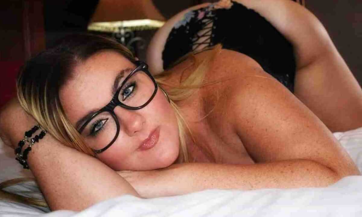 Ashley Ace Gets A Massage Then A Dick Down