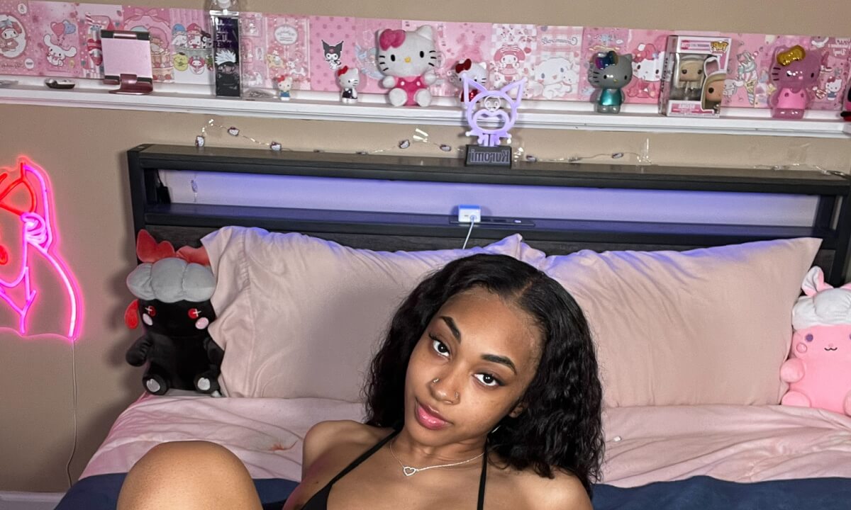 Khloesweet Has A Little Along Time With Pinky And Her Fuck Machine