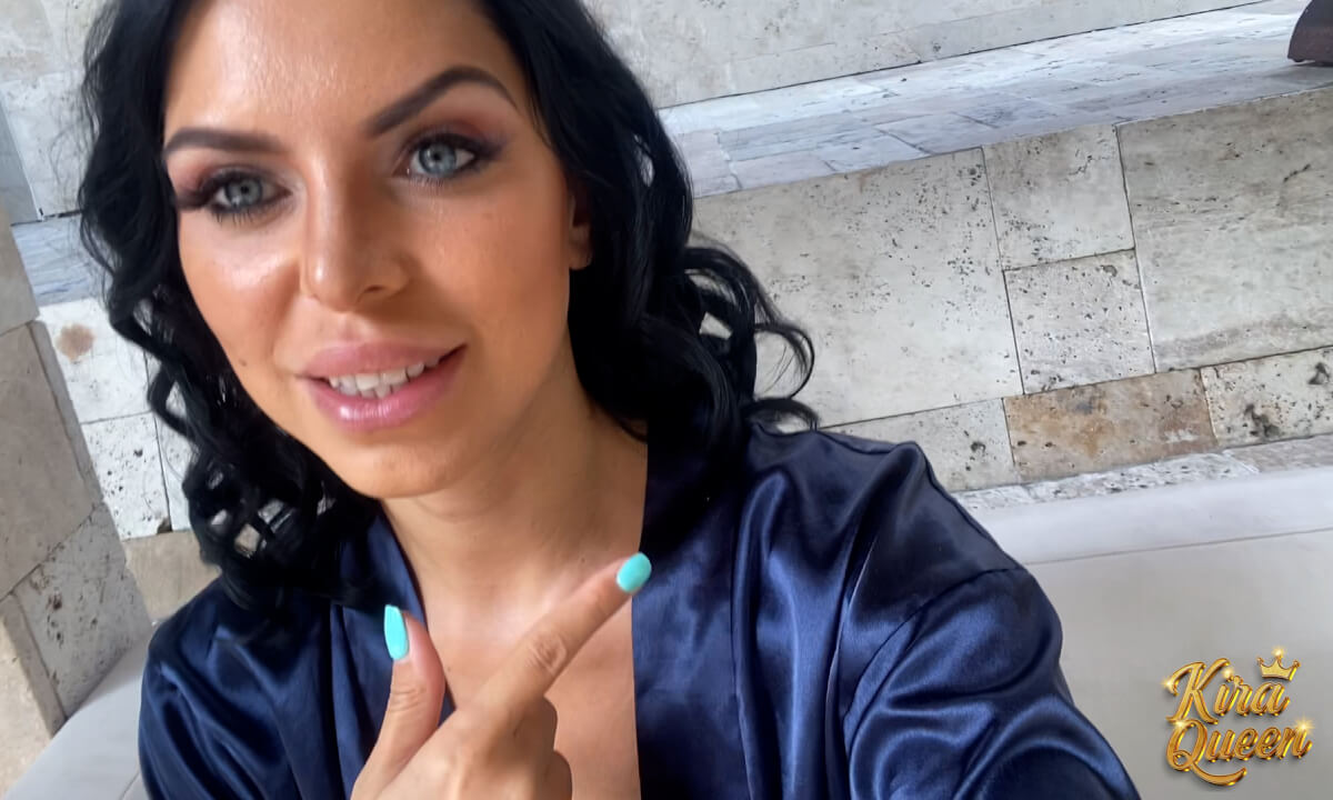 Kira’s Ass Wiggles As She Pounds Her Slit To A Screaming Orgasm!