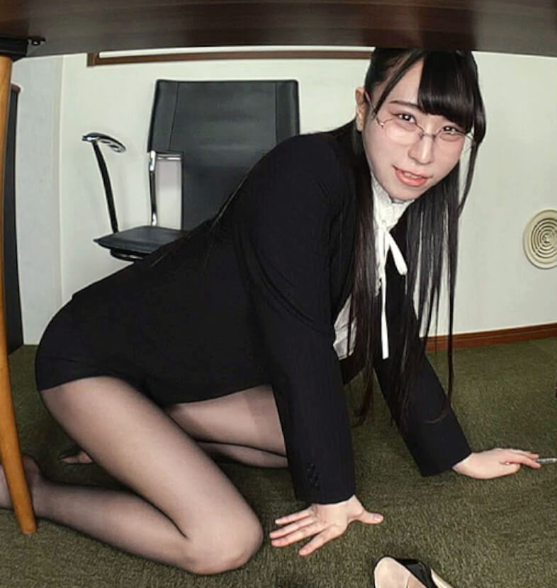 Sakura Sakura – Spying on the OL’s Pantyhose