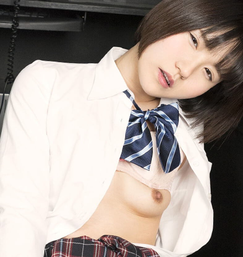 Tsugumi Mizusawa – A Schoolgirl Masturbating in an Internet Cafe Knows She’s Being Watched but Doesn’t Stop