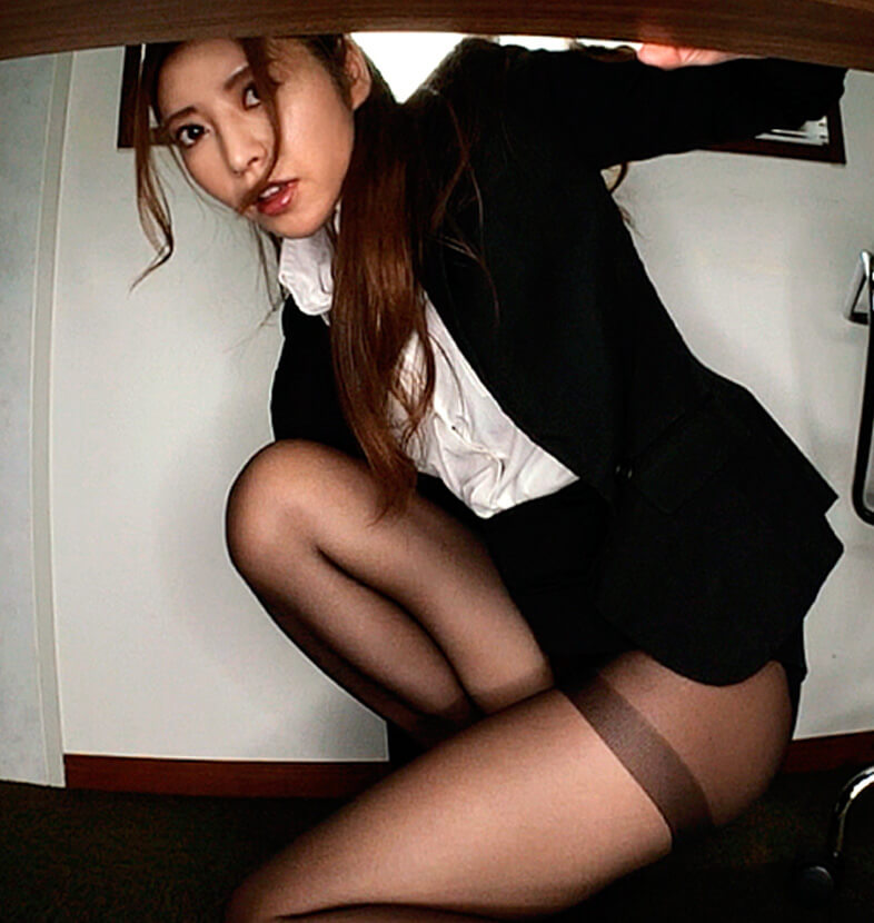 Iyo Shibusawa – Clearance Time: Trying Not to Get Caught While Peeking at My Coworker’s Legs