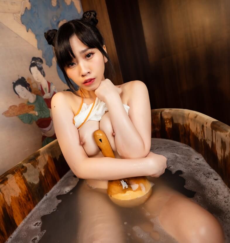 Mutual Masturbating With Asian Girl In Bubble Bath